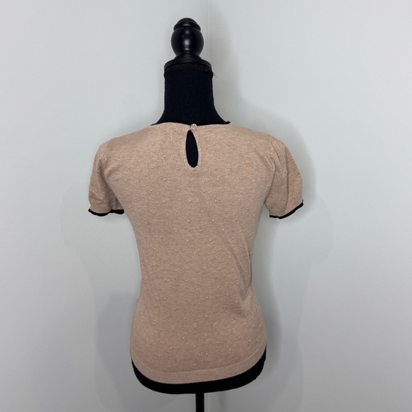 Elle Embossed Polka Dot Tan Short Sleeve Top (XS) - Picture 5 of 7